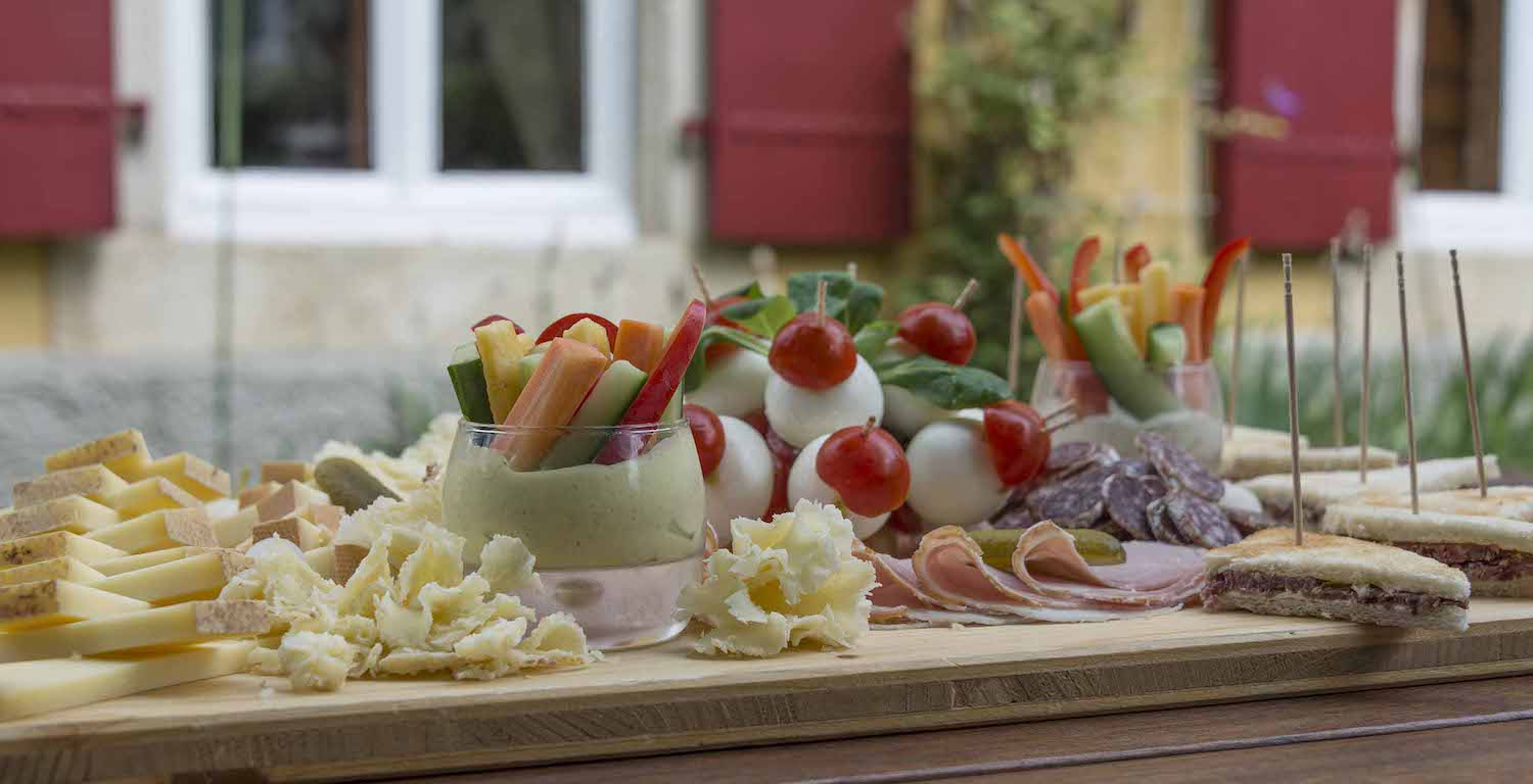 Apéritif mit Regionalen Köstlichkeiten auf der Terrasse des Hôtel de l’Aigle