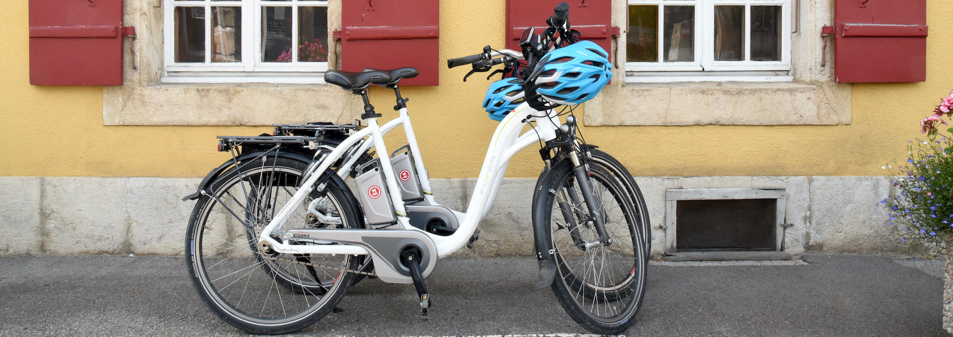Vélo devant l'Hôtel de l'Aigle, Val-de-Travers. Suisse Vélo devant l'Hôtel de l'Aigle