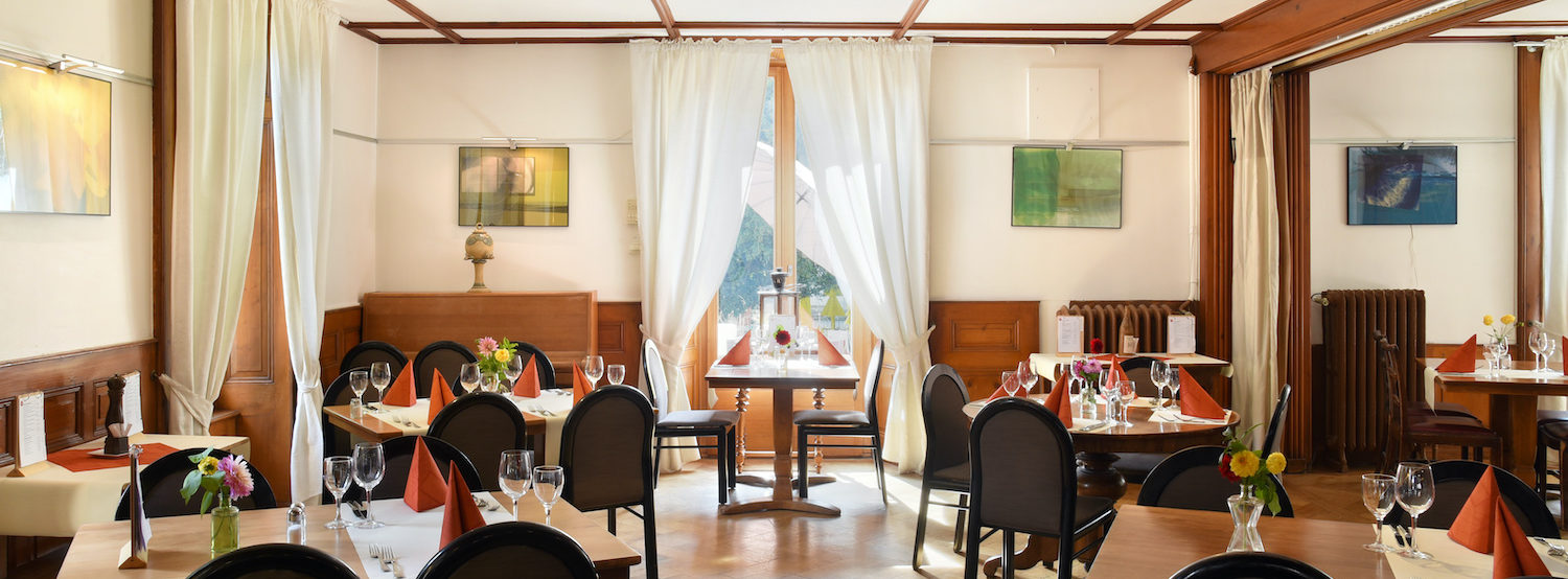 Salle du restaurant de l'Hôtel de l'Aigle à CouvetSalle du restaurant de l'Hôtel de l'Aigle à Couvet